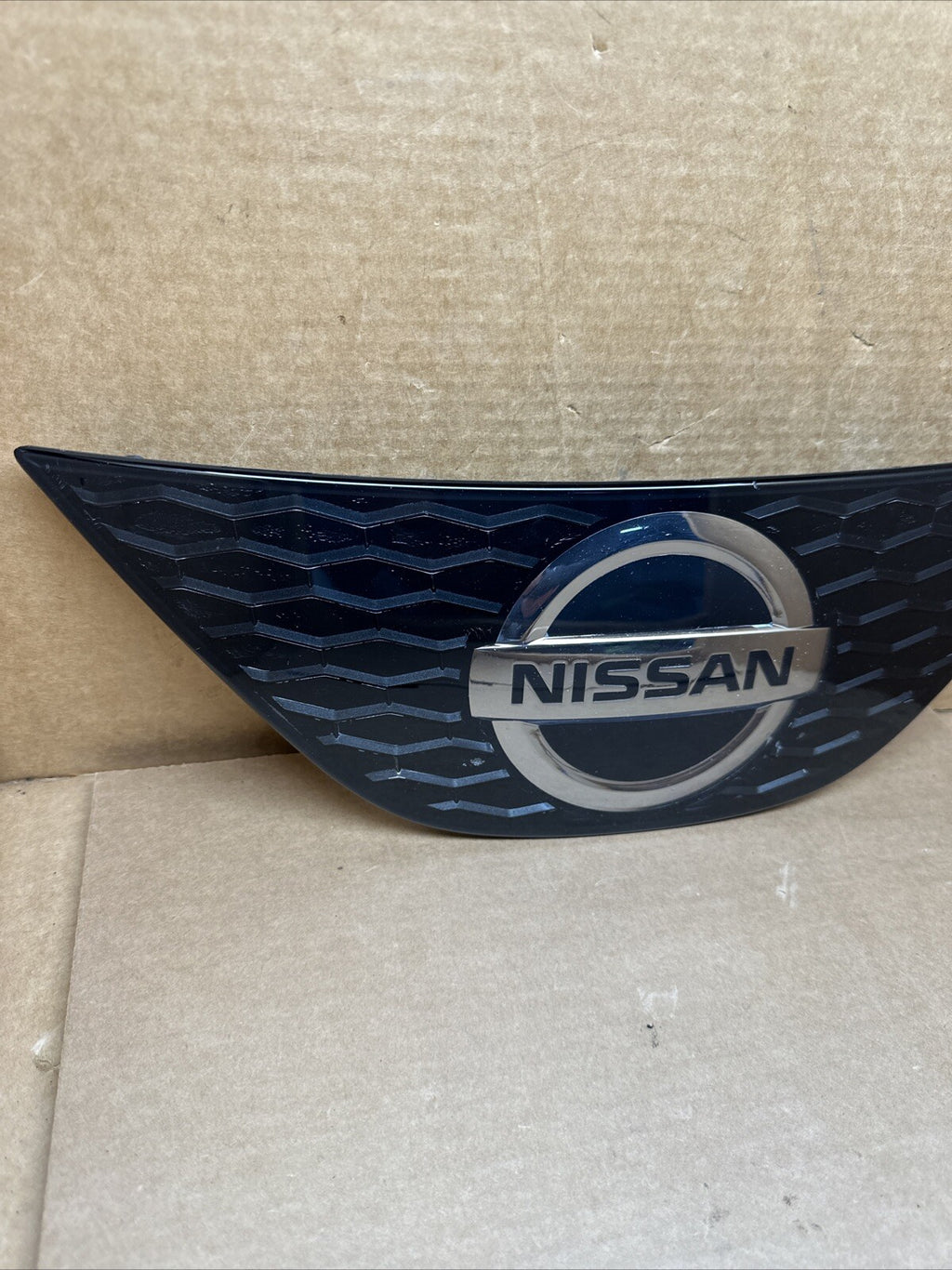 2018 2020 Nissan Rogue Sport Front Grille Emblem 62890 6MD0A1