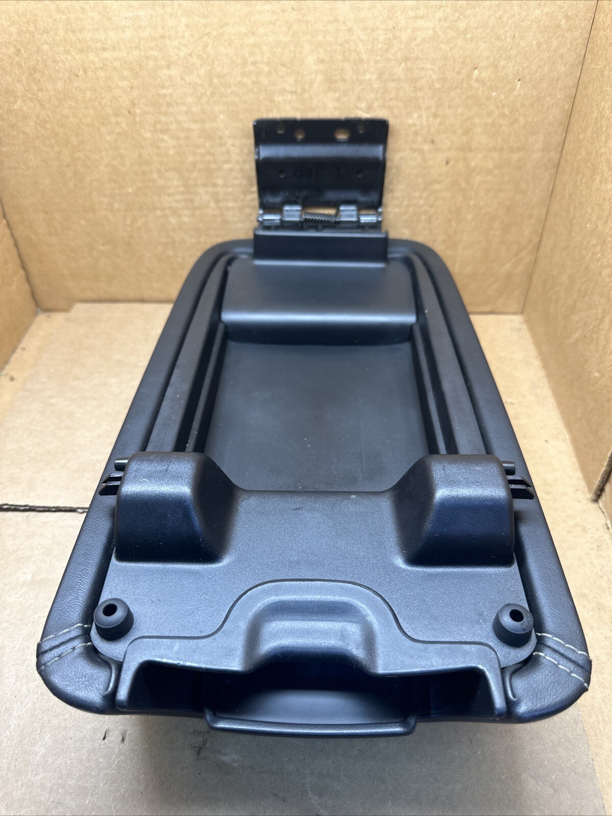 2011 2022 CHRYSLER 300 CENTER CONSOLE LID COVER TOP ARMREST ARM REST OEM BLACK2