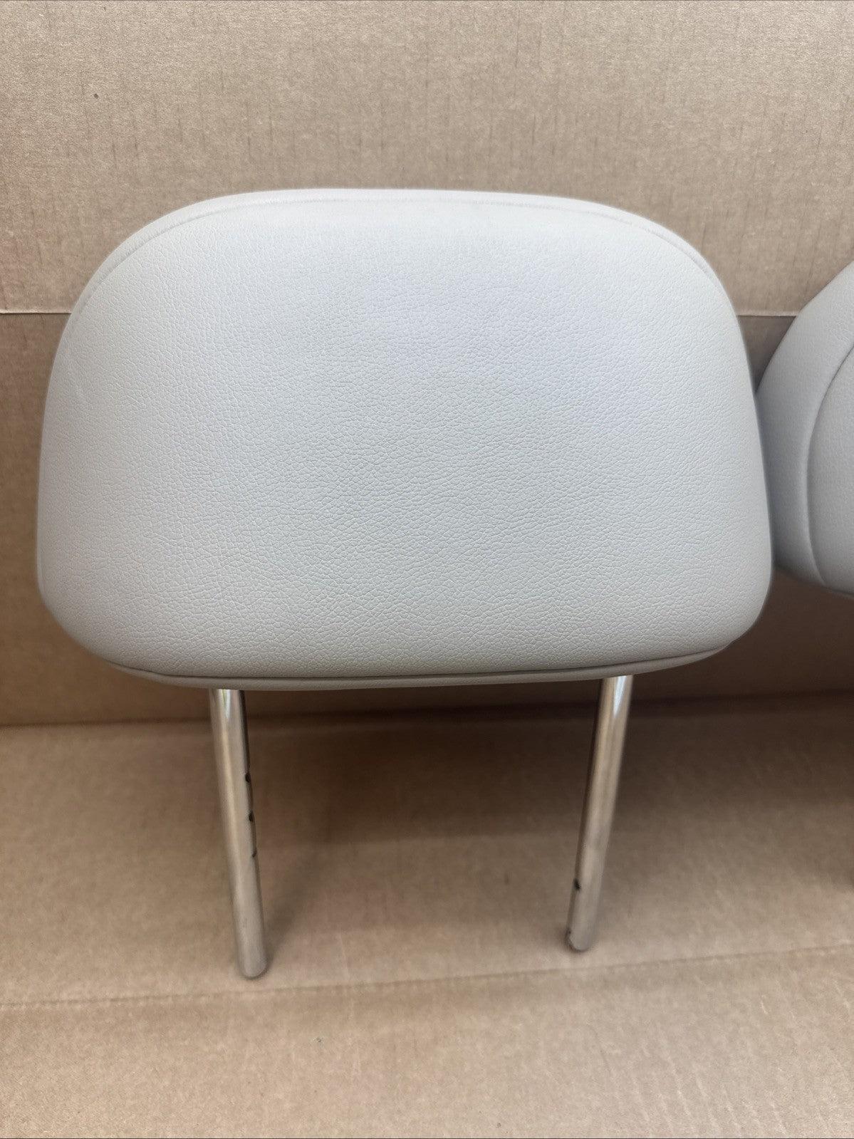 2008 2013 Toyota Highlander 2nd Row Rear Black Leather Headrest Set of 2 OEM Tan5