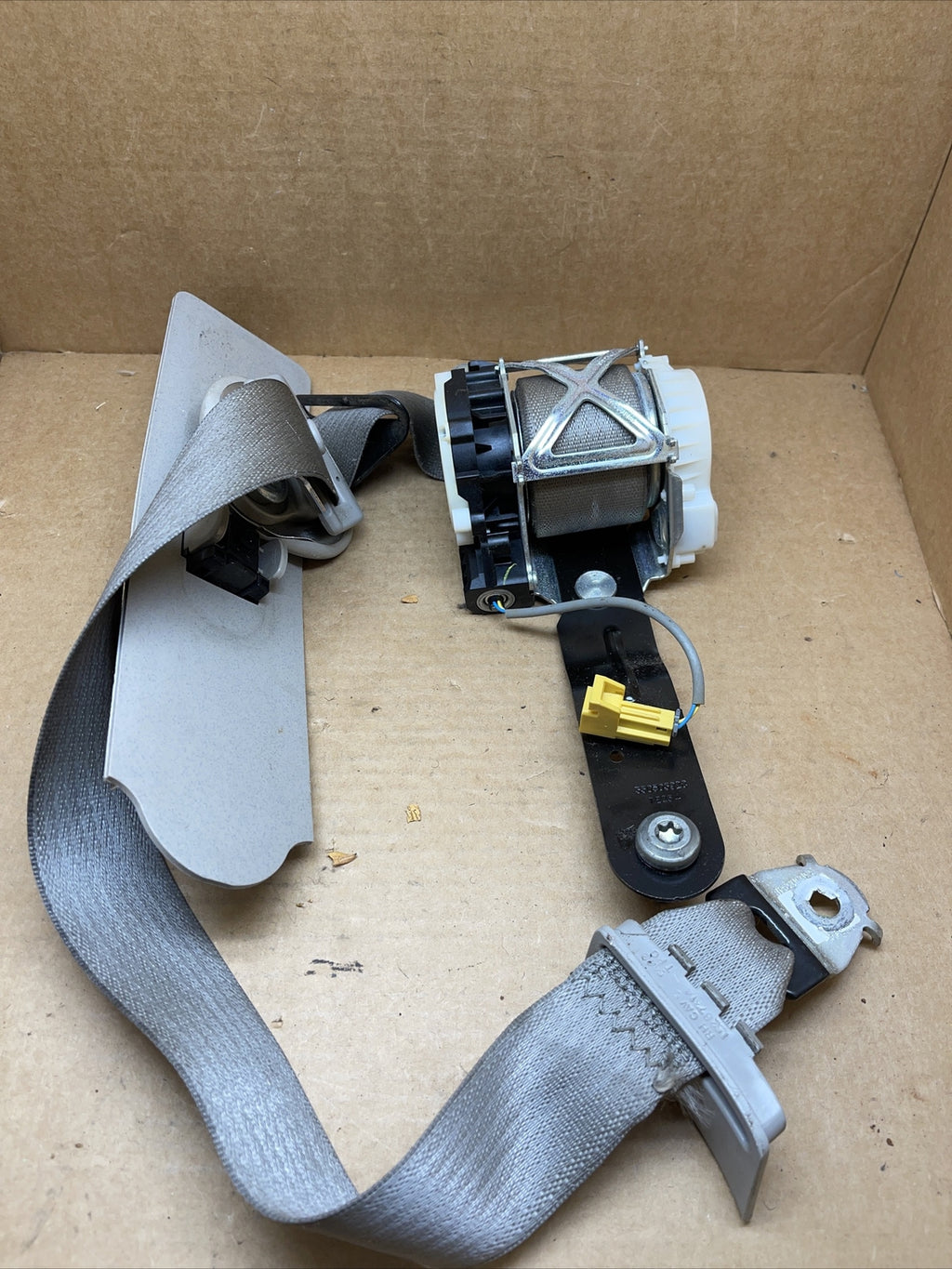 07 09 Escalade Silverado Tahoe Right Passenger Seat Belt Seatbelt Retractor Gray0