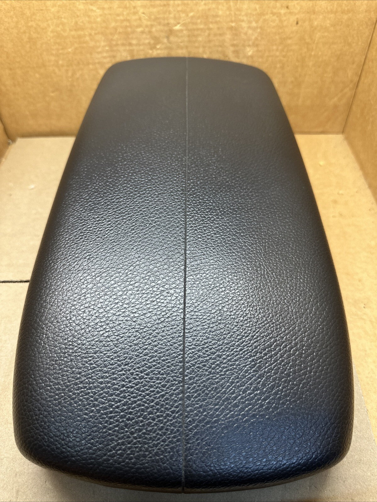 2011 2013 Kia Sorento Center Console Arm Rest Armrest Lid Cover Black OEM2
