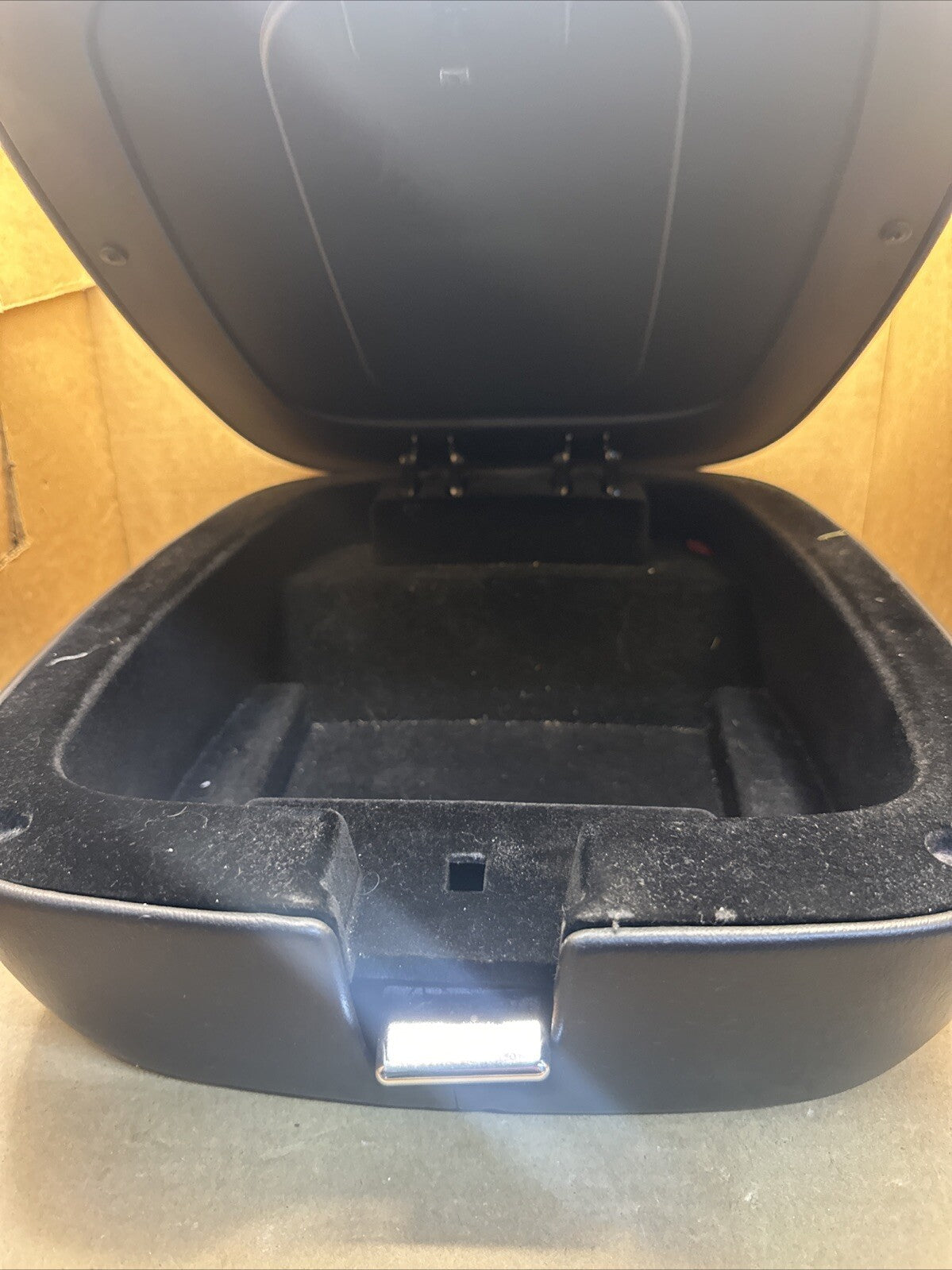 2007 2013 Cadillac Escalade ESV Center Console Lid Top Armrest4