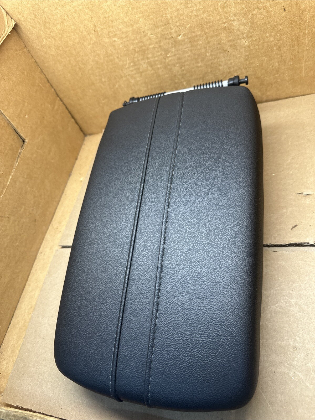 2019 2022 CHEVROLET BLAZER CENTER CONSOLE ARMREST LID LEATHER BLACK OEM2