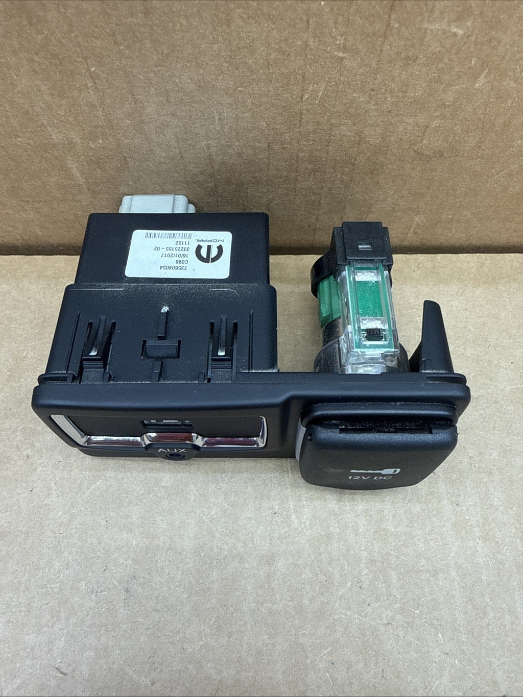 2015-2018 JEEP RENEGADE CENTER CONSOLE AUX USB 12V PORT 735604054 OEM1