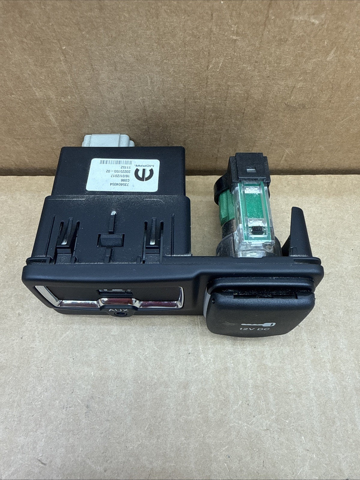 2015-2018 JEEP RENEGADE CENTER CONSOLE AUX USB 12V PORT 735604054 OEM1