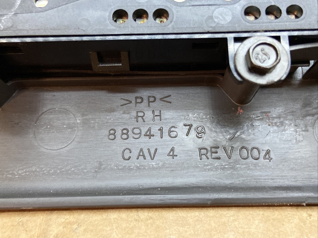 03 06 Silverado Passenger Right Side Seat Switch Assembly Bezel 88941679 692 69D7