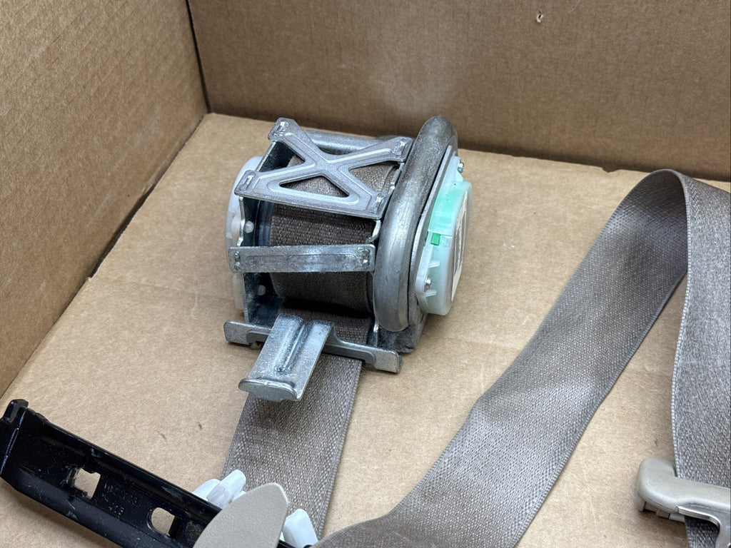 2014-2018 Grand Cherokee Front Left Driver Side Seat Belt Seatbelt Retractor1