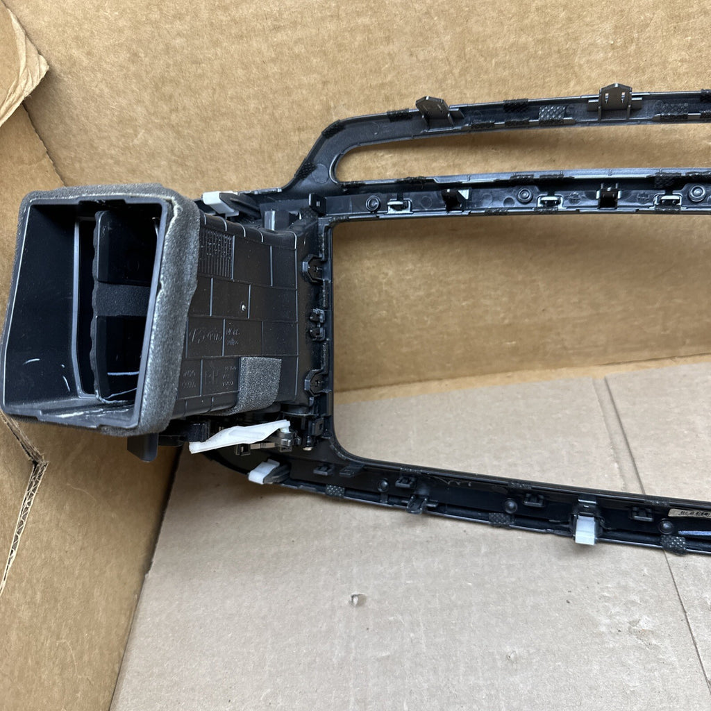 2016 2020 Kia Sorento Center Dash Radio Vent Bezel Surround OEM 84740 C62006