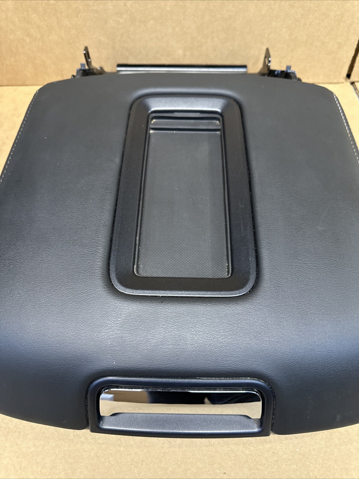 2015 2020 Tahoe Yukon Suburban Yukon XL Center Console Lid Arm rest Black OEM1