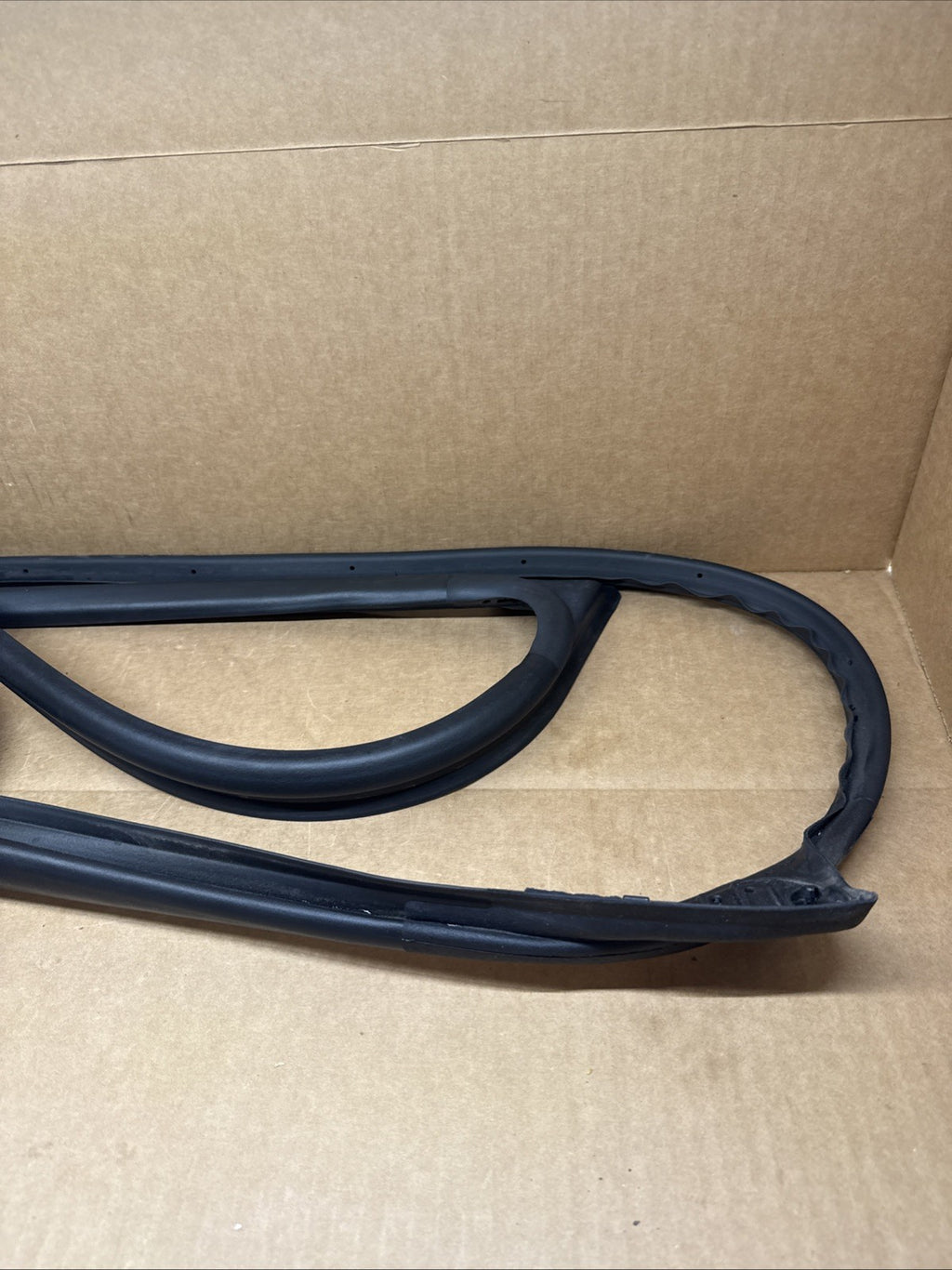 2022 2024 Hyundai Tucson Front Right Passenger Door Weatherstrip 82130 N90002