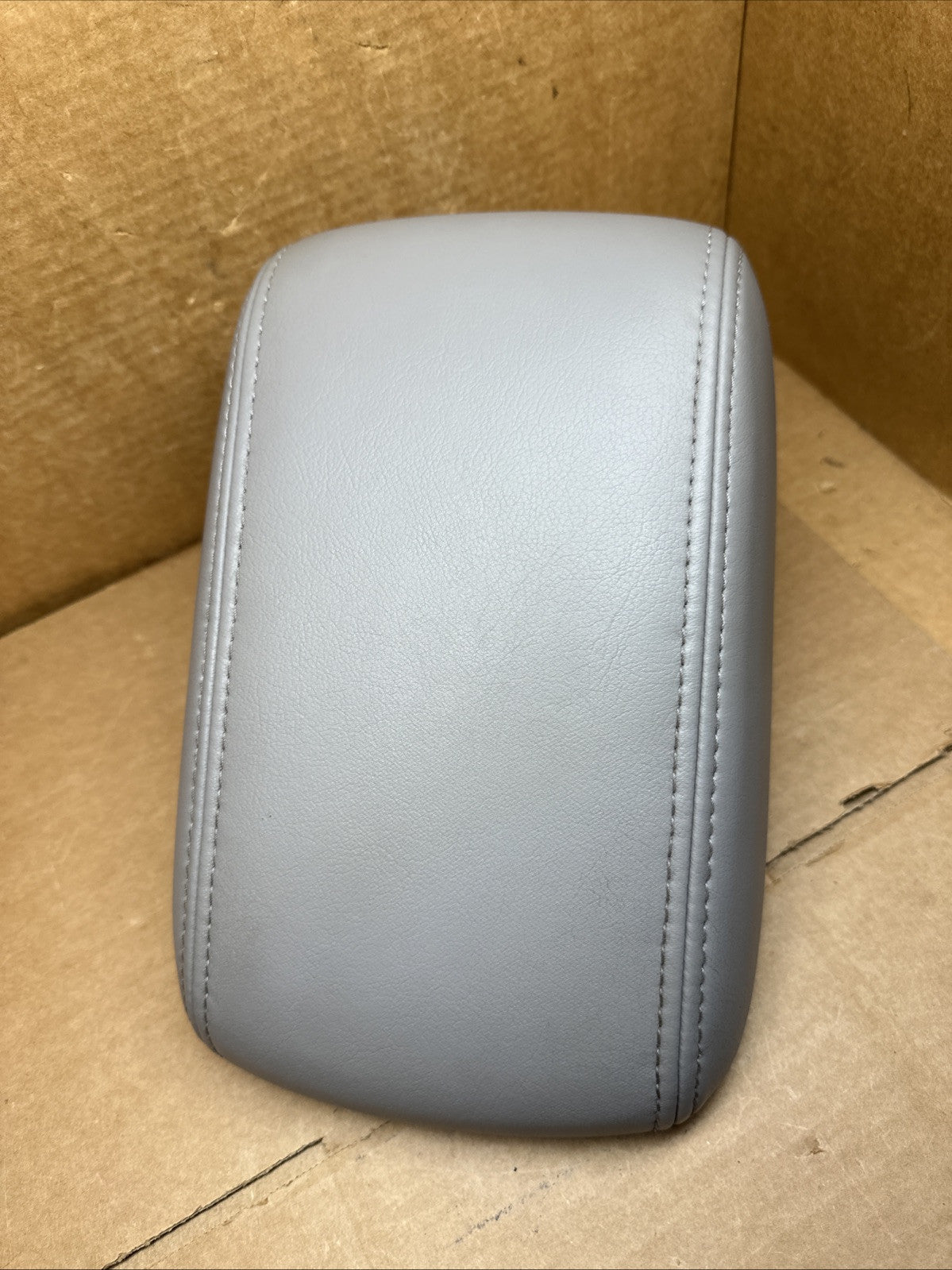 2014 2018 Subaru Forester Center Console Lid Cover Top Armrest Gray Leather2