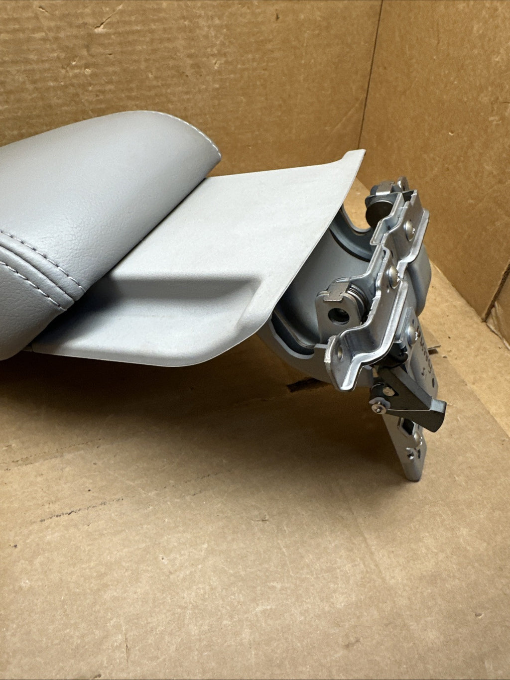2014 2018 Subaru Forester Center Console Lid Cover Top Armrest Gray Leather7