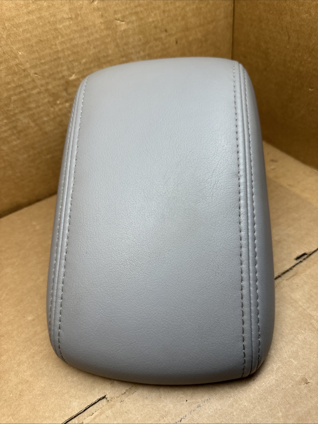 2014 2018 Subaru Forester Center Console Lid Cover Top Armrest Gray Leather1