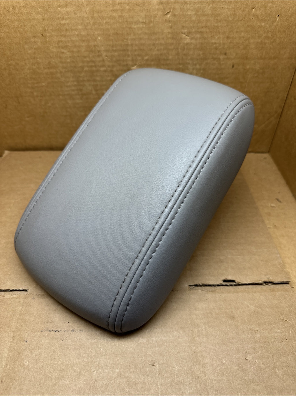 2014 2018 Subaru Forester Center Console Lid Cover Top Armrest Gray Leather0