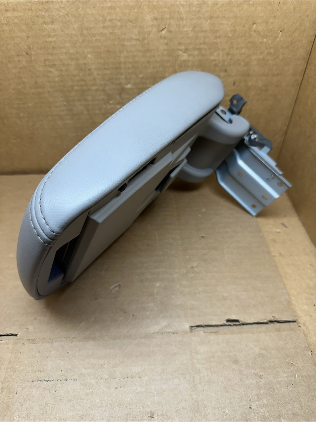 2014 2018 Subaru Forester Center Console Lid Cover Top Armrest Gray Leather3