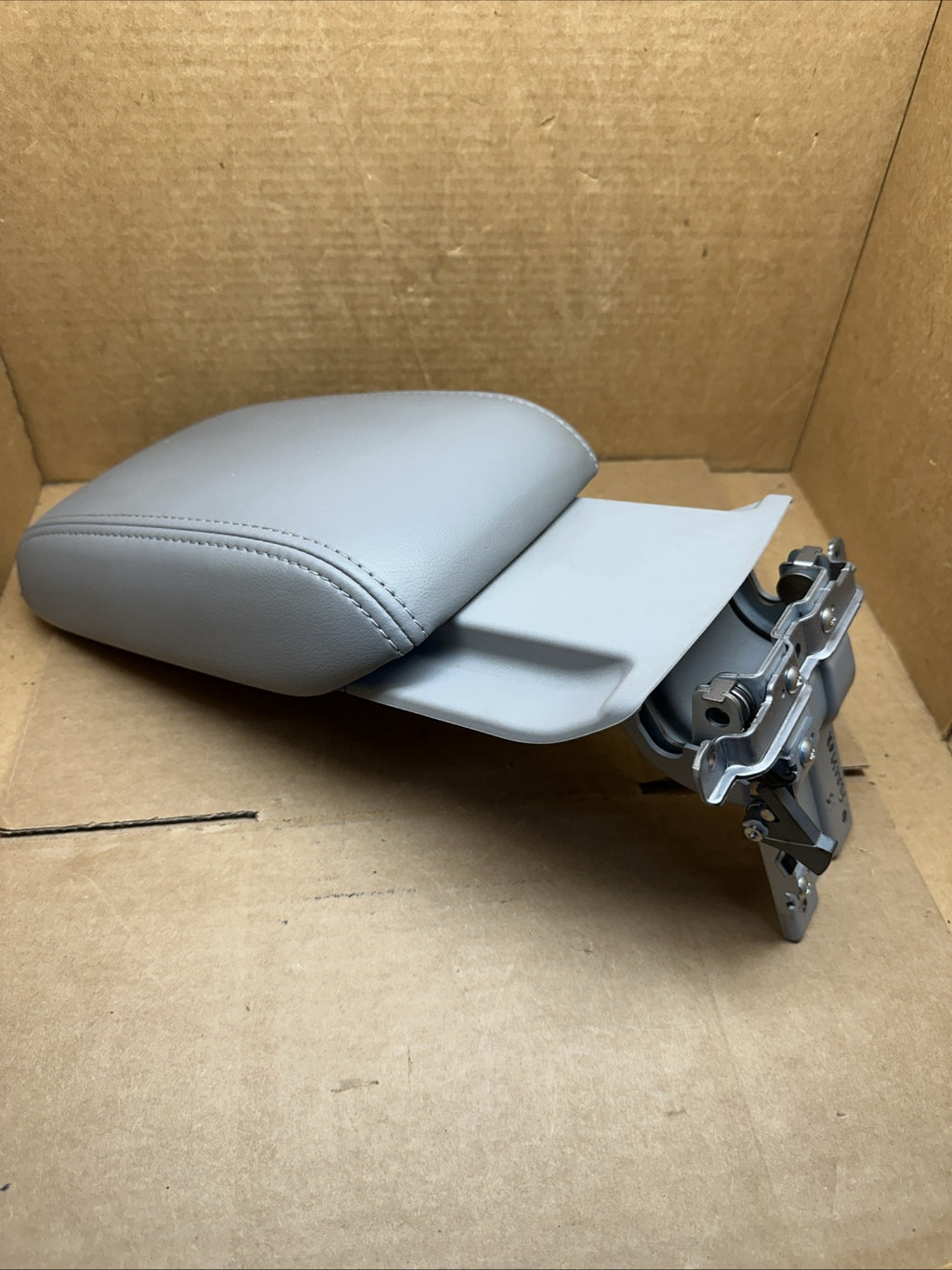 2014 2018 Subaru Forester Center Console Lid Cover Top Armrest Gray Leather8